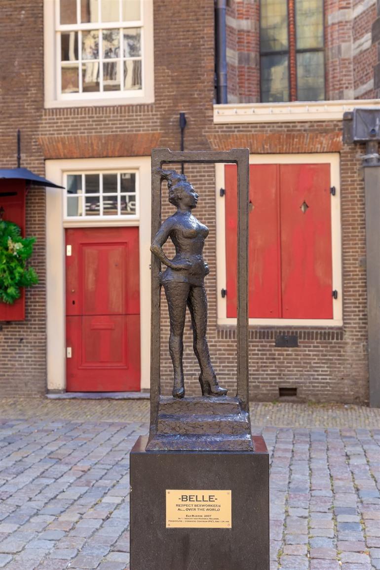 Standbeeld van Belle in de Wallen in Amsterdam