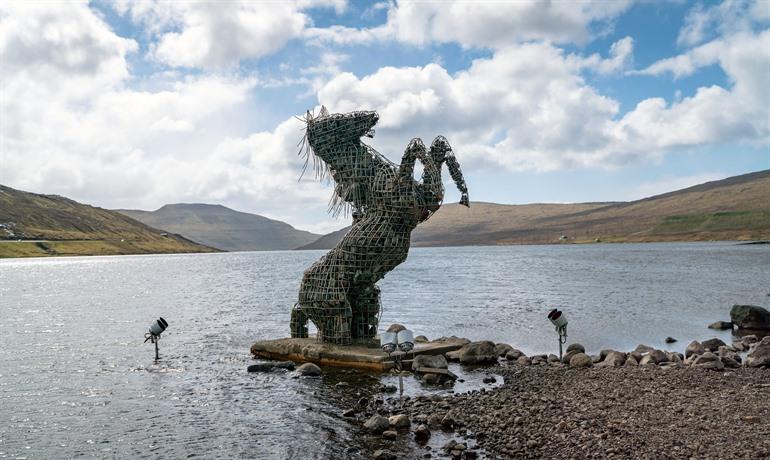 Standbeeld van de Nix aan de oevers van het Sørvágsvatn 