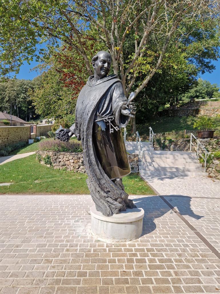 Standbeeld van Dom Pérignon in Hautvillers (Champagnestreek)