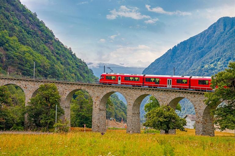Stap aan boord van de Bernina Express en geniet van panoramische alpenlandschappen