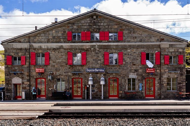 Station Ospizio Bernina langs de Berninapas, Zwitserland