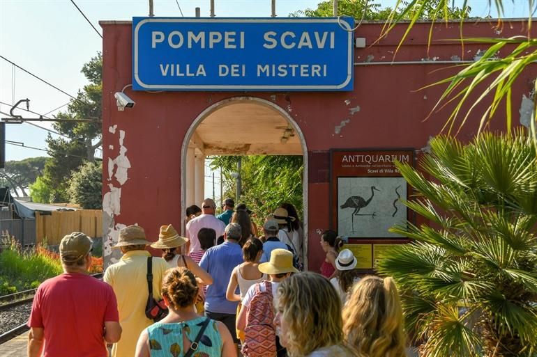 Station Pompeii Scavi