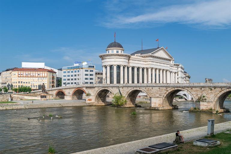 Stenen brug over de Vardar-rivier in Skopje, Noord-Macedonië