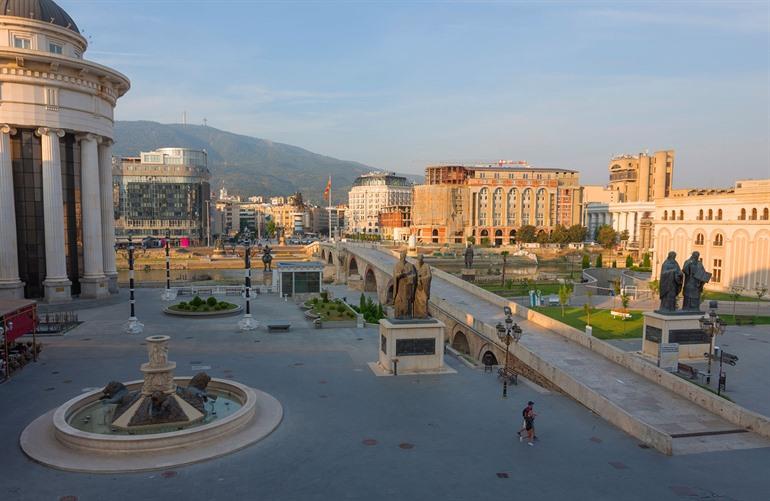 Stenen brug over de Vardar-rivier in Skopje, Noord-Macedonië