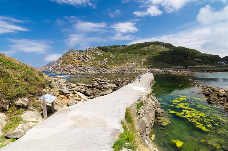 Stenen loopbrug tussen de Cíes-eilanden, Galicië