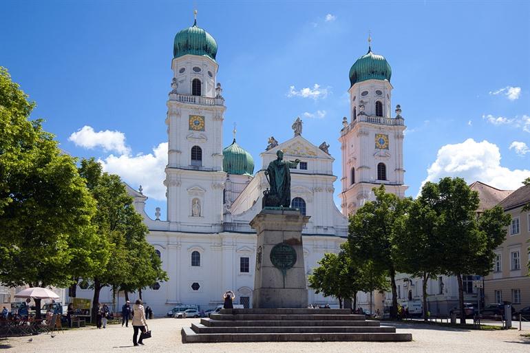 Stephansdom aan het gezellige Domplein, Passau