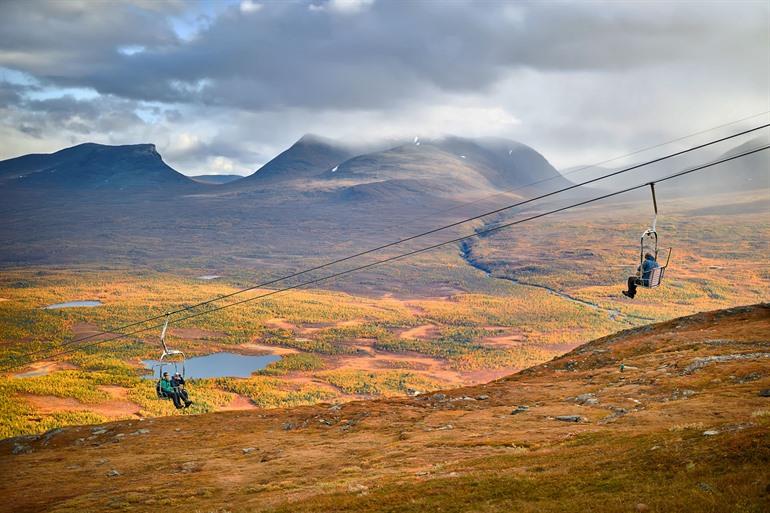 Stoeltjeslift van Abisko naar Nuoljaberg naar het Aurora Sky Station, Zweden