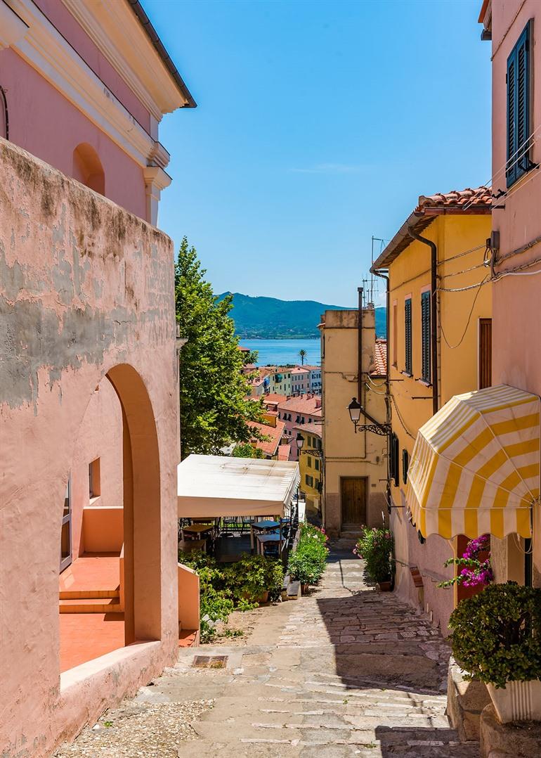 Straatbeeld Porto Azzurro, eiland Elba