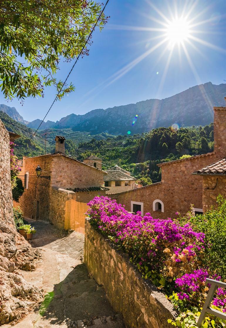 Straatbeeld van het charmante Fornalutx op Mallorca