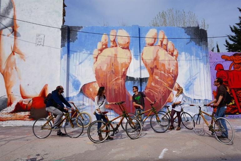 Straatkunsttour door Barcelona met een bamboefiets