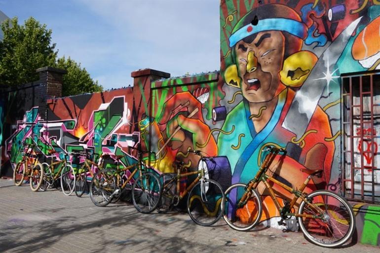 Straatkunsttour door Barcelona met een bamboefiets