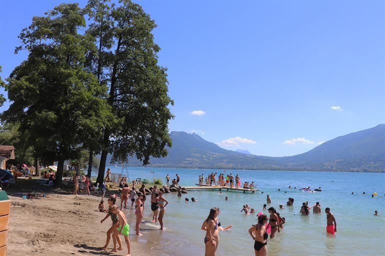 Strand aan het meer van Annecy
