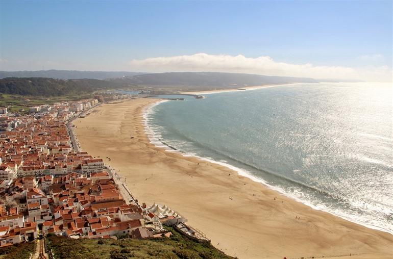 Strand bij Nazaré, Portugal 