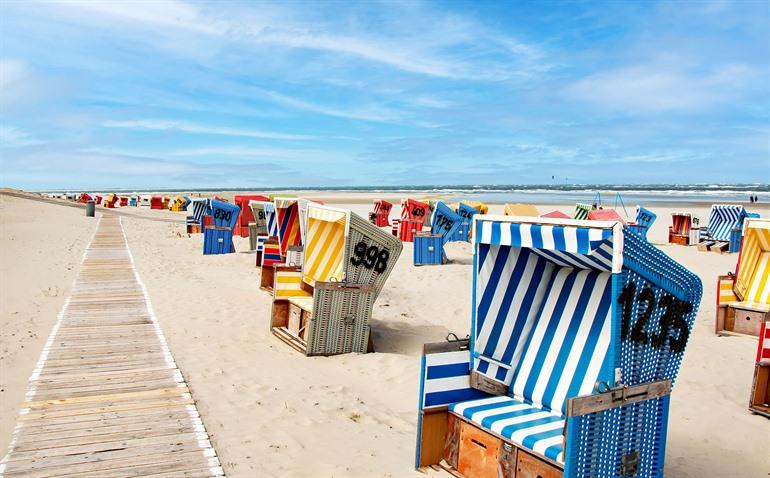Strand van Langeoog met de typische strandhuisjes