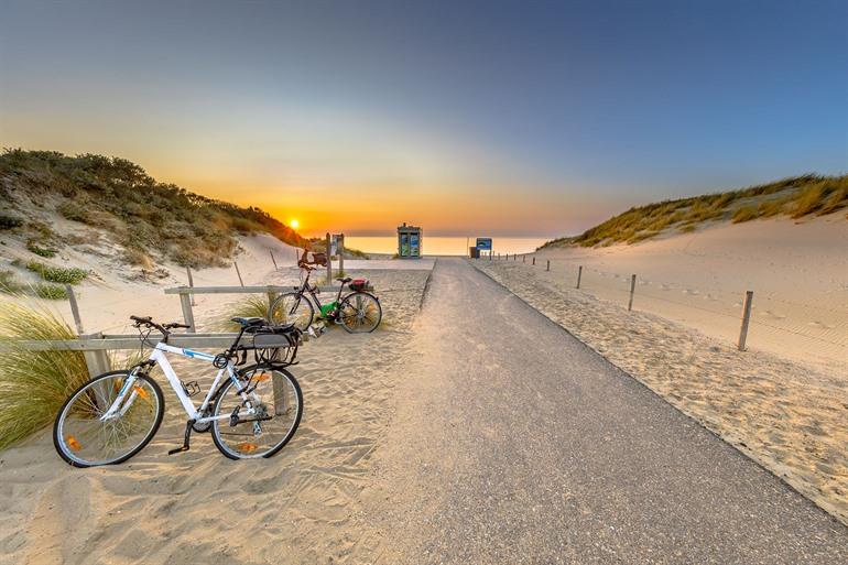 Strand van Ouddorp bij zonsondergang