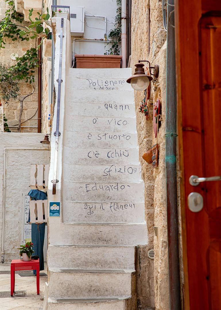 Street-art en gedichten op de muren van Polignano a Mare