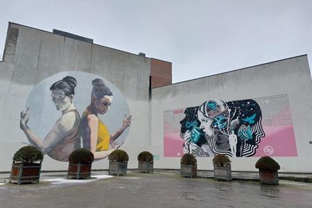 Street-art mural Mariela Ajras en Milu Correch in Louvain-la-Neuve