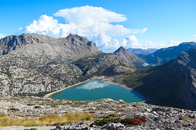 Stuwmeren Gorg Blau en Cúber aan de voet van Puig Major, Mallorca