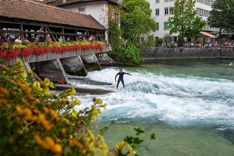 Surfen op de rivier Aare, Thun