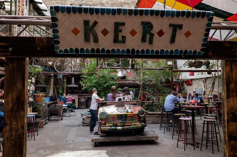 Szimpla Kert ruin bar Boedapest