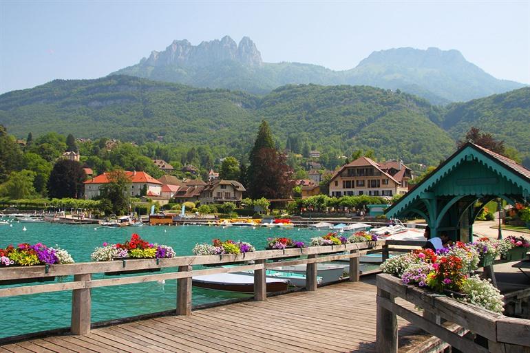 Talloires bezoeken aan het Meer van Annecy, Franse Alpen