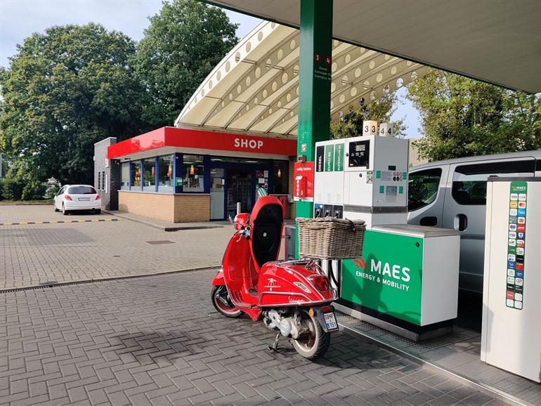 Tanken met de Vespa, Brugge