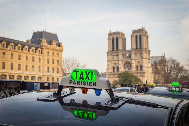 Taxi's aan de Notre Dame in Parijs