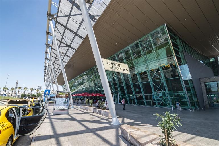 Taxi's bij de aankomsthal van luchthaven van Tirana