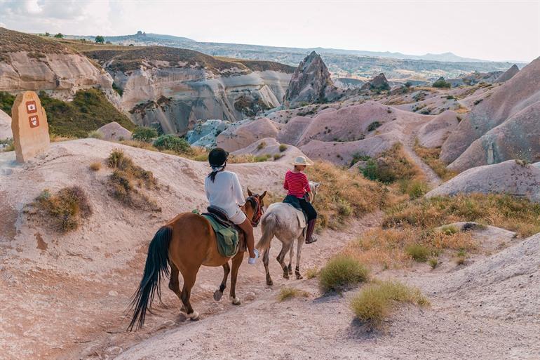 Te paard langs de indrukwekkende rotsformaties, Cappadocië