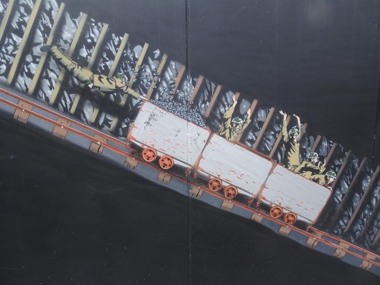 Tekening van mijnwerkers in karretjes in de Geleenstraat, Heerlen