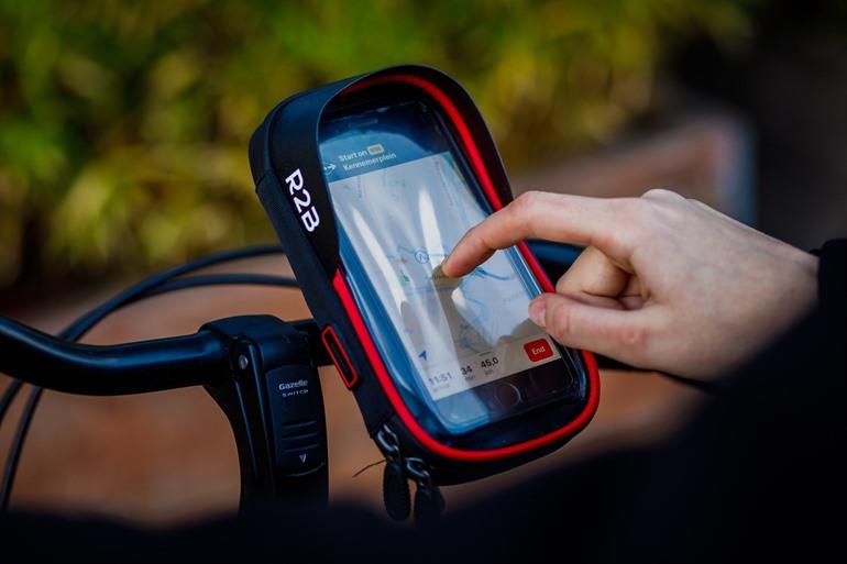 Telefoonhouder op de fiets om prestaties te meten