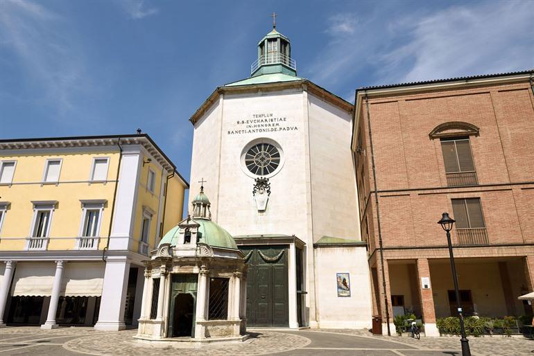 Tempietto di Sant'Antonio bezoeken in Rimini