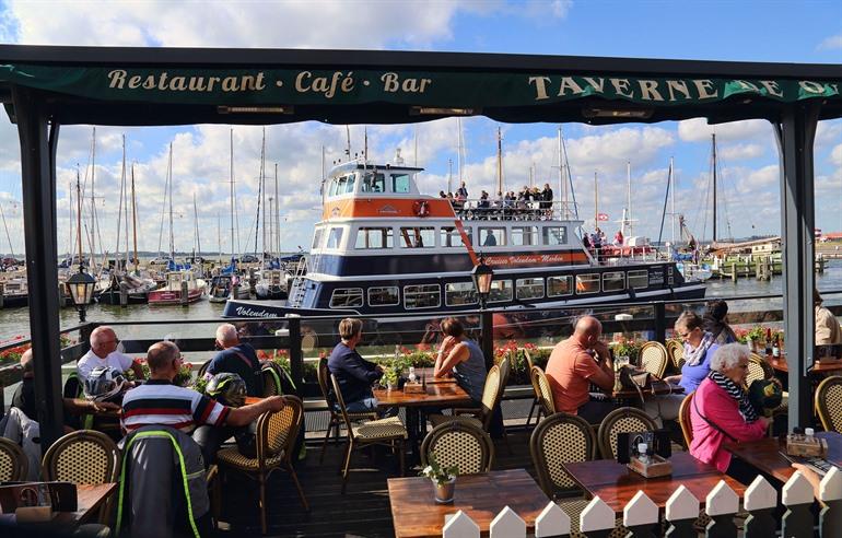 Terrasje aan de haven van Marken