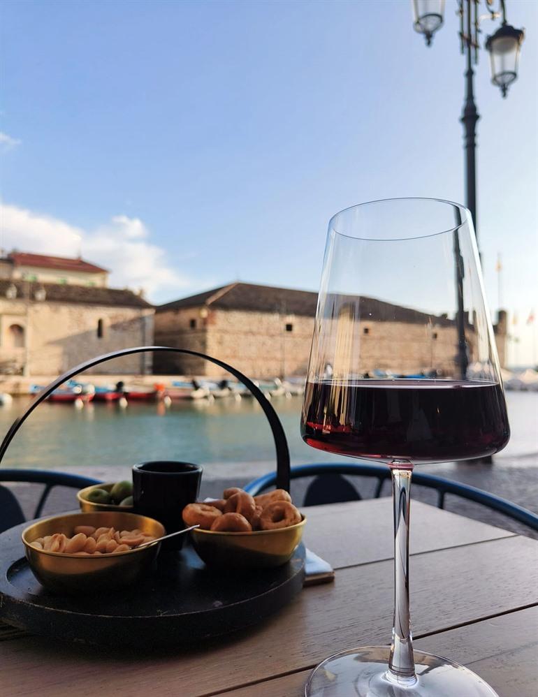 Terrasje doen met zicht op de haven van Lazise