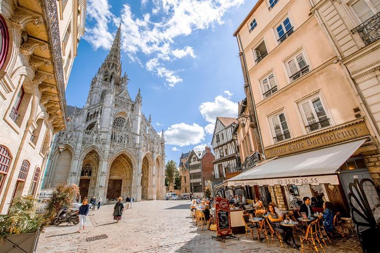 Terrasje met de gotische Saint-Maclou kerk op de achtergrond, Normandië