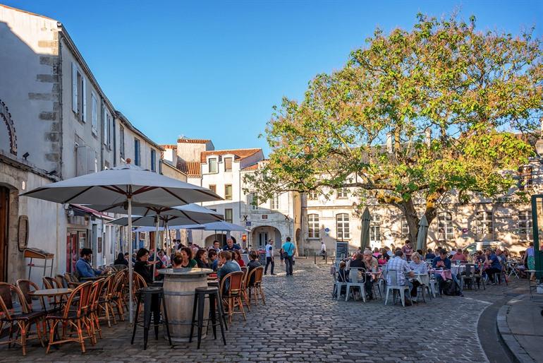 Terrasje op het pittoreske plein van het oude centrum van La Rochelle