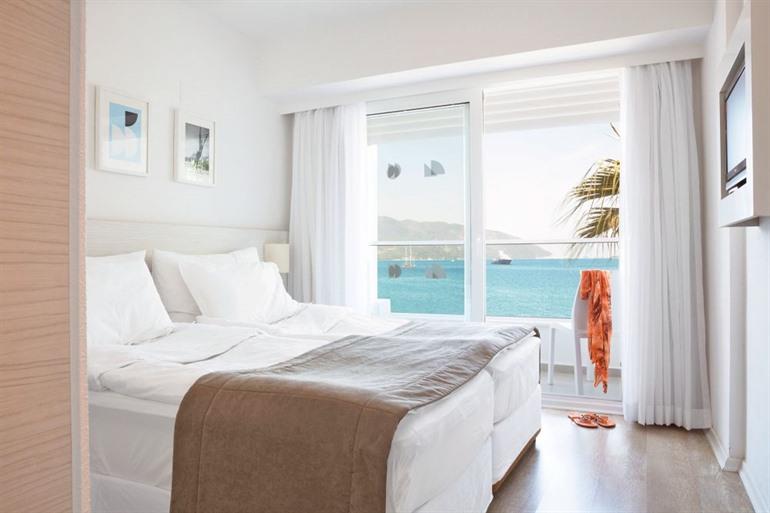 The Beachfront Hotel boeken