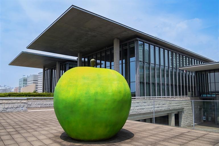 The Green Apple sculpture voor het kunstmuseum