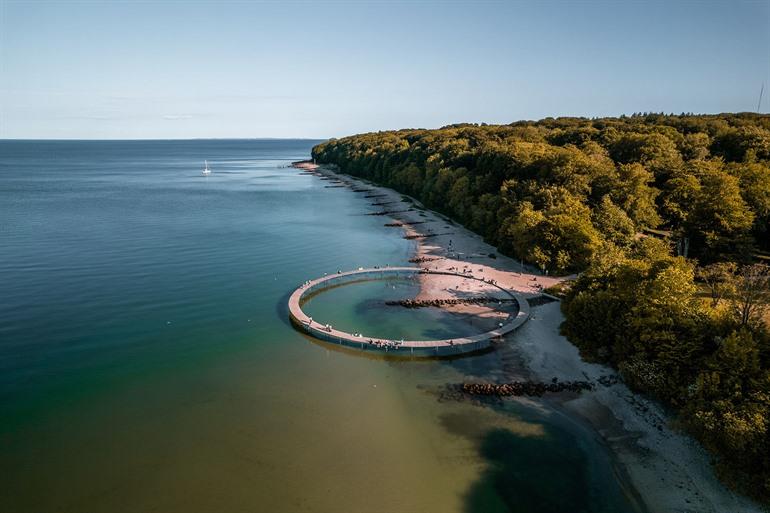 The Infinite Bridge aan het strand van Aarhus
