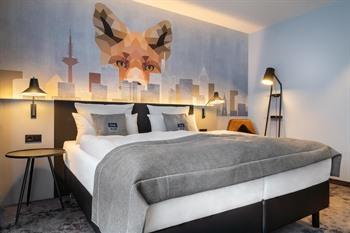 The niu Charly in Frankfurt boeken