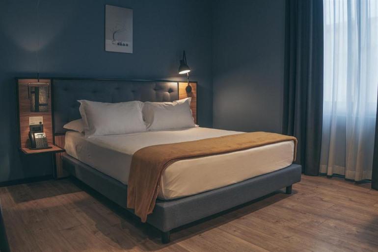 The Poet Hotel boeken