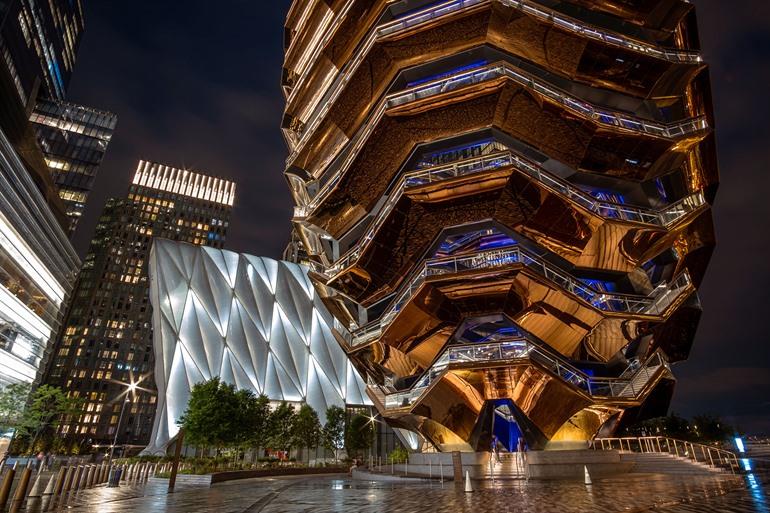The Vessel by night in de Hudson Yards wijk, New York