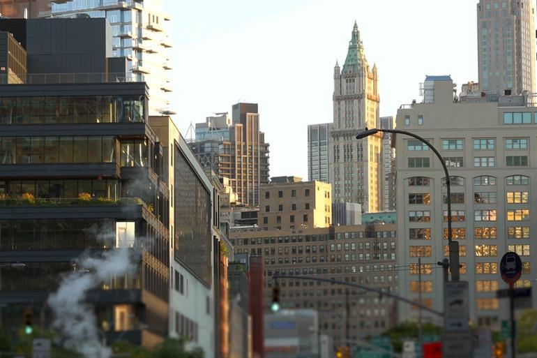 The Woolworth Building stijgt boven uit boven Broadway