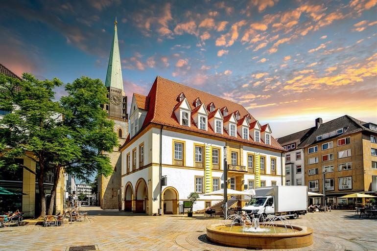 Theater am Alten Markt en de Nicolaikirche in Bielefeld