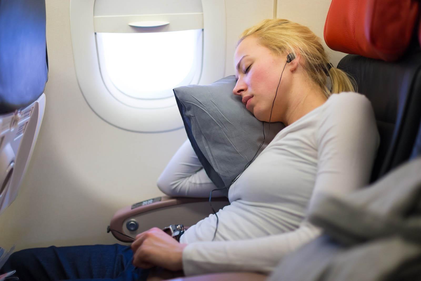 Manuscript gek compleet Beter slapen in een vliegtuig: 17 simpele tips zodat het wél lukt