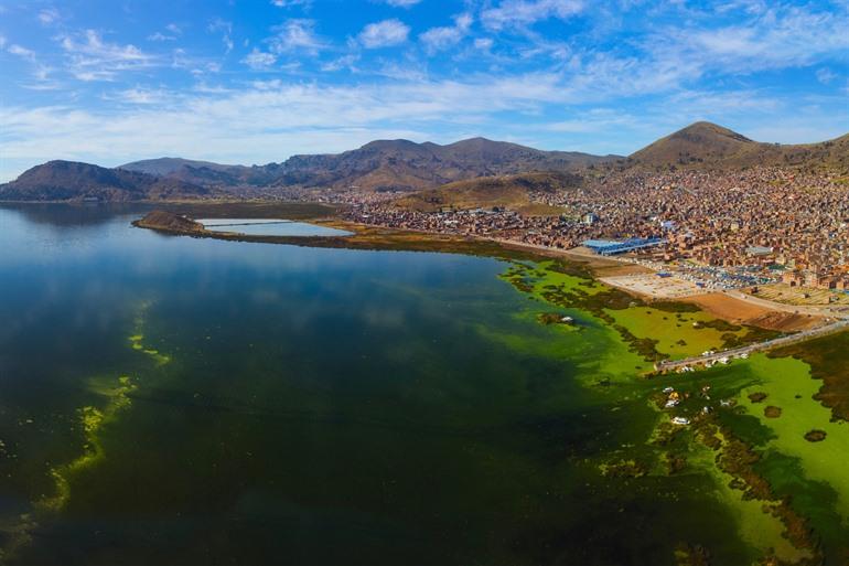 Titicacameer aan de stad Puno