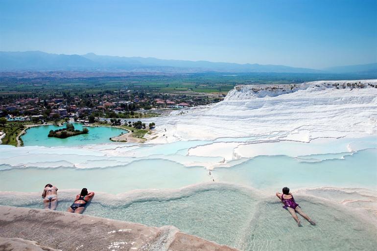 Toeristen baden in de terrassen van Pamukkale, Turkije
