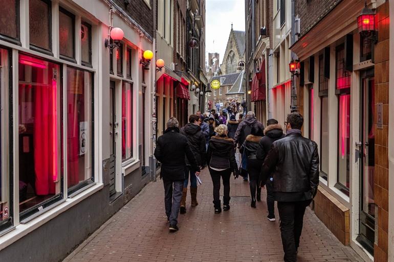 Toeristen in het Red Light District in Amsterdam