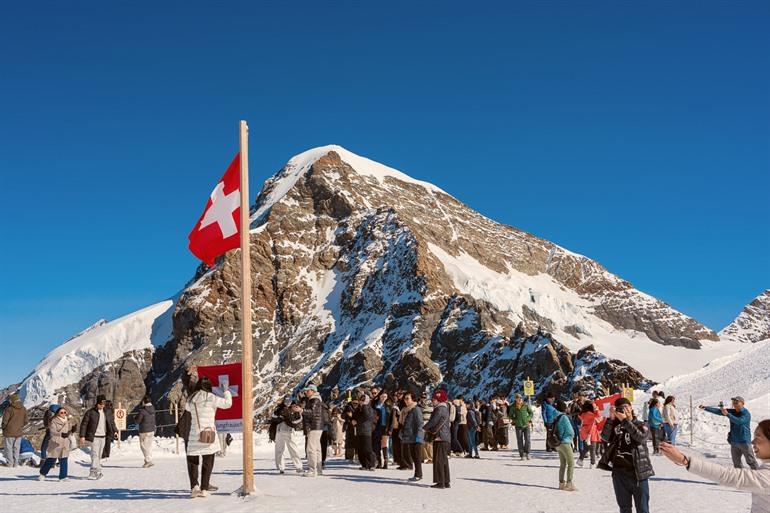 Toeristen op het Jungfraujoch-gletsjerplateau 