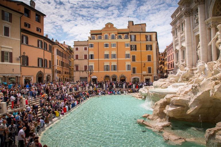 Toeristen rond de Trevi fontein, Rome